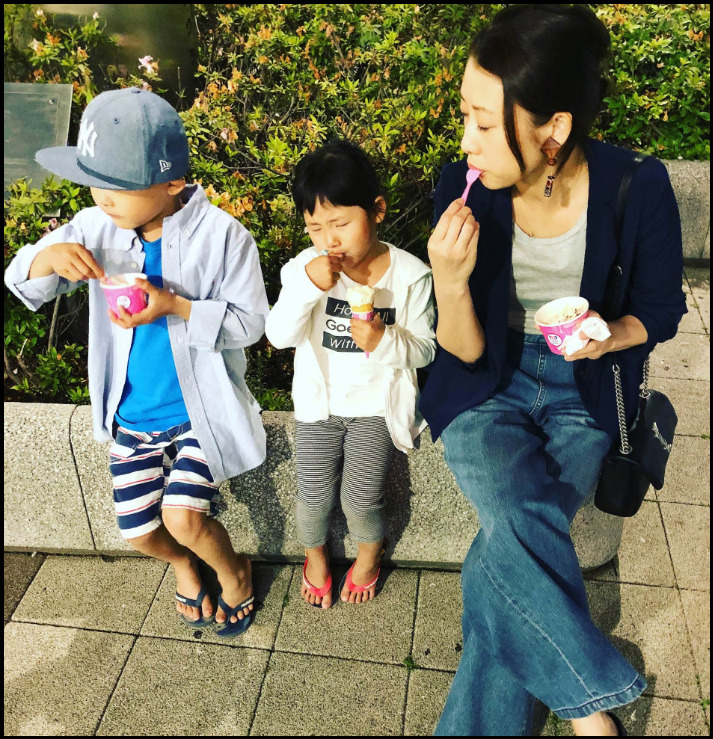アイスクリームを食べる親子の画像