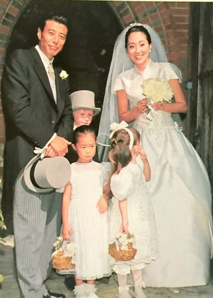 若い頃の舘ひろしと嫁との結婚式の画像