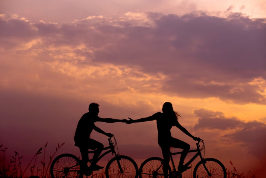 夫婦で自転車に乗るイメージ画像