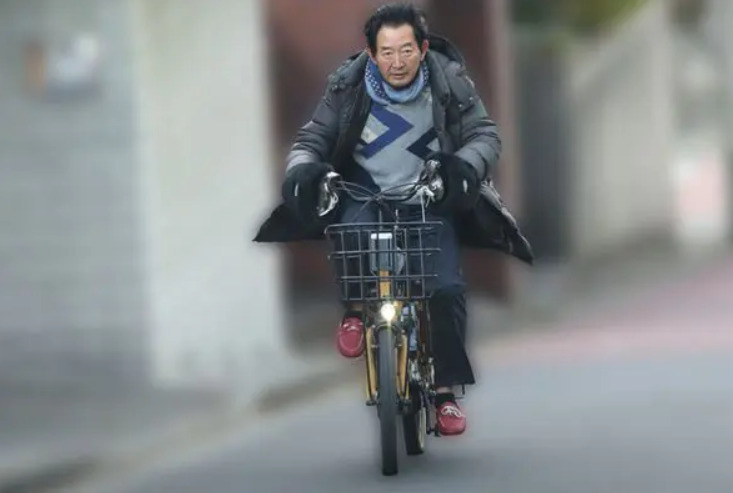 自転車に乗る石田純一