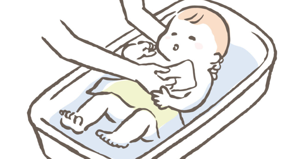 赤ちゃんが沐浴している様子のイラスト